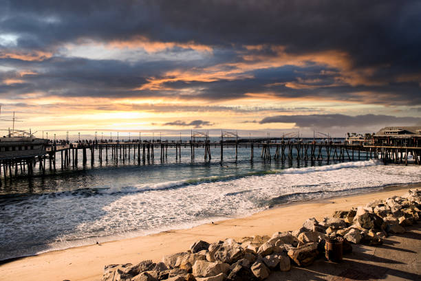 redondo beach pier al atardecer - redondo beach fotografías e imágenes de stock