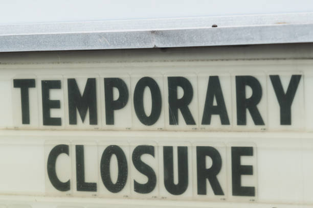 Temporary Command Sign 370+ Temporary Closed Sign fotos de stock, imagens e fotos royalty-free ...