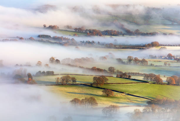 countryside in mist - monmouth wales imagens e fotografias de stock