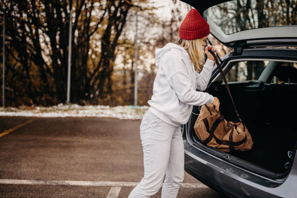 frau bereitet sich auf das training vor - sweatpants stock-fotos und bilder