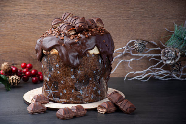 pastel de panettone de chocolate para navidad - tradicional pastel de navidad italiano, copiar el espacio - fruitcake christmas cake cake christmas fotografías e imágenes de stock