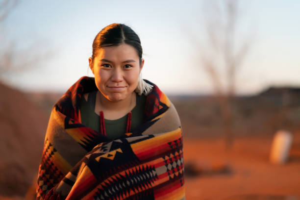 sorridente ritratto di giovane donna navajo nel suo cortile di casa - navajo american culture indigenous culture women foto e immagini stock