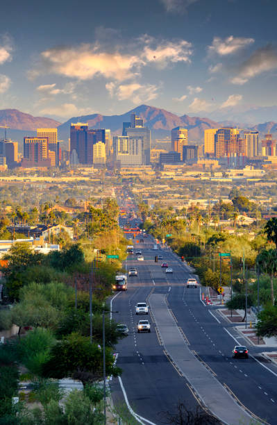 horizon de phoenix, arizona - phoenix arizona city road photos et images de collection