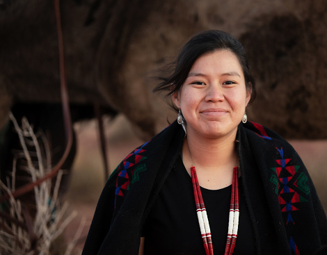 Alegre navajo joven que lleva tradicional jewerly photo