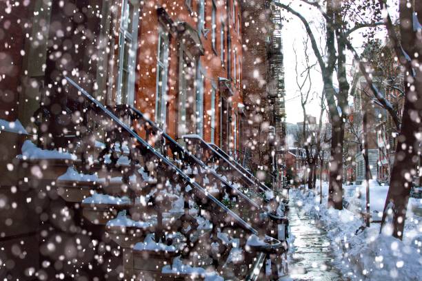 снежная манхэттен-стрит - footpath lower manhattan horizontal new york city стоковые фото и изображения