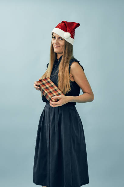 그녀의 손에 선물 상자를 가진 소녀와 산타 클로스 모자를 착용. 크리스마스, 휴일, 새해. - 15824 뉴스 사진 이미지