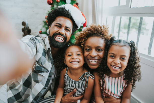 família fazendo selfie sorrindo e celebrando o natal em casa - christmas decoration photography themes christmas ornament - fotografias e filmes do acervo