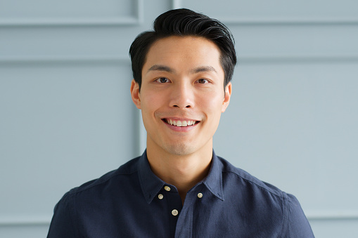 Retrato joven empresario asiático inteligente confiado mirar la cámara y sonreír photo