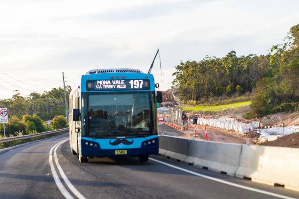 ônibus dirigindo na estrada mona vale, sydney. - bus public transportation sydney australia australia - fotografias e filmes do acervo