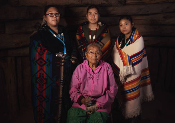 grand-mère avec son portrait de trois petites-filles à l’intérieur d’un hogan navajo - navajo national monument photos et images de collection