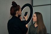 der-permanente-make-up-meister-bespricht-die-arbeit-mit-dem-kunden-die-verwendung-von.jpg?b=1&s=170x170&k=20&c=pTZGQizI_Rpk9b8tUH7mCbkvx0sndePjzvh8AYR2g4Q=