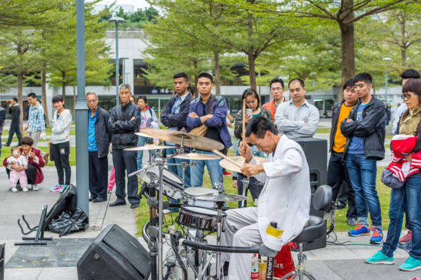 biały perkusista z shenzhen lokalnej ulicy zespół występujący w parku centralnym shenhzhen, guangdong, chiny - popular music concert outdoors central park people zdjęcia i obrazy z banku zdjęć