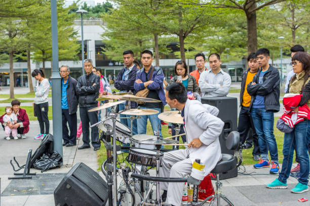 un drumer bianco di una band di strada locale di shenzhen che si esibisce nel parco centrale di shenhzhen, guangdong, cina - popular music concert outdoors central park people foto e immagini stock