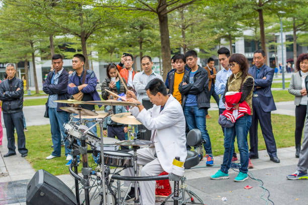 un drumer bianco di una band di strada locale di shenzhen che si esibisce nel parco centrale di shenhzhen, guangdong, cina - popular music concert outdoors central park people foto e immagini stock