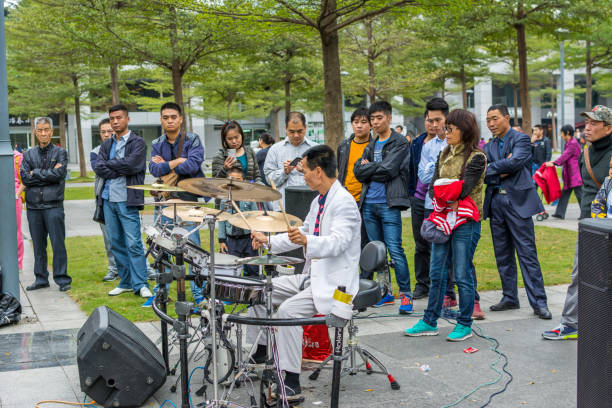 un drumer bianco di una band di strada locale di shenzhen che si esibisce nel parco centrale di shenhzhen, guangdong, cina - popular music concert outdoors central park people foto e immagini stock