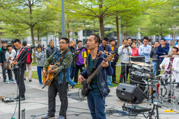 dwóch mężczyzn z shenzhen lokalnej ulicy zespół palying gitary i śpiew w central park shenhzhen. - popular music concert outdoors central park people zdjęcia i obrazy z banku zdjęć