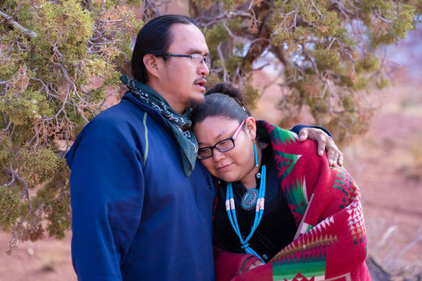 navajo ojciec i córka obejmując monument valley - arizona - navajo american culture indigenous culture women zdjęcia i obrazy z banku zdjęć