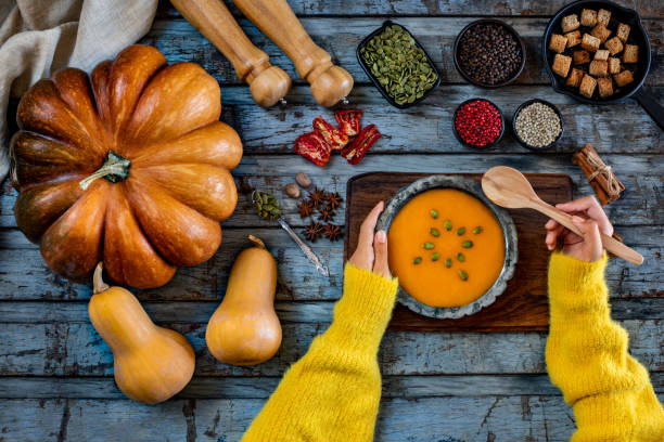 sopa de calabaza en la mesa con crema y semillas de calabaza. - pumpkin soup soup cup pumpkin fotografías e imágenes de stock