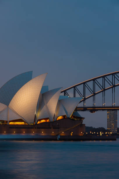 シドニーオペラハウスとハーバーブリッジクローズアップ - sydney harbor bridge sydney opera house vertical australia ストックフォトと画像