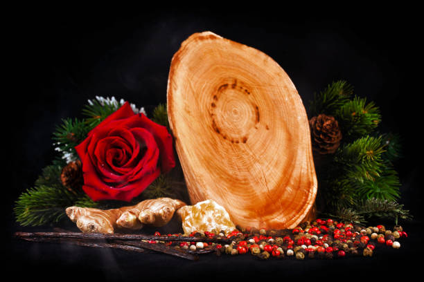 ceppo di legno con fiore di rosa, rami di abete e spezie - pink pepper foto e immagini stock