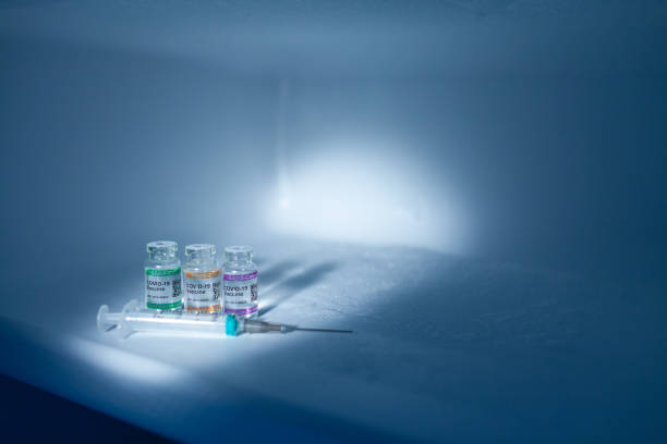compartimento del refrigerador que almacena los viales de la vacuna covid-19 a baja temperatura con jeringa. etiquetado sars-cov-2 contra coronavirus - compartimento para almacenamiento fotografías e imágenes de stock
