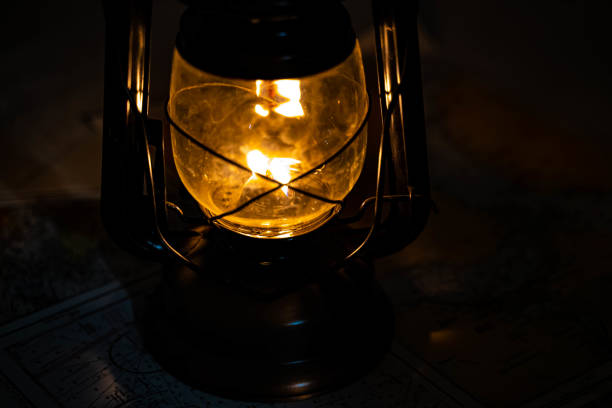 温かい光で暗い場所を照らすヴィンテージメタル灯油ランプ。 - hurricane lamp ストックフォトと画像