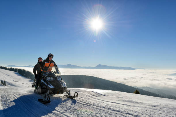 viaje de exploración en moto de nieve en lo alto de las montañas - ski insurance fotografías e imágenes de stock