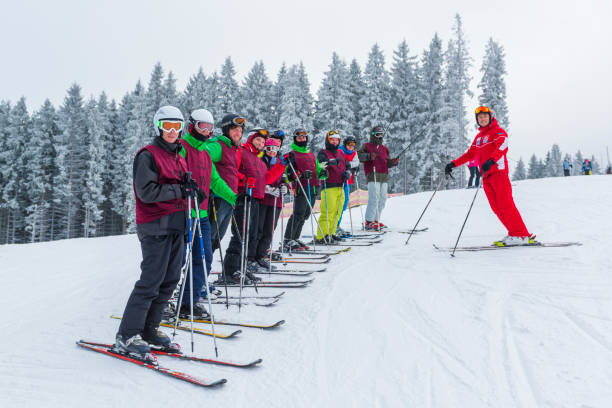 schüler und lehrer der skischule. - carving skiing stock-fotos und bilder