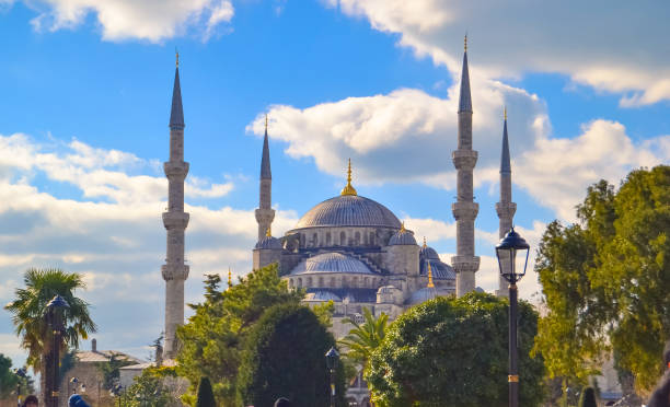 bela mesquita azul da turquia (sultanahmet camii), istambul, vista do parque - mosque europe part of day - fotografias e filmes do acervo