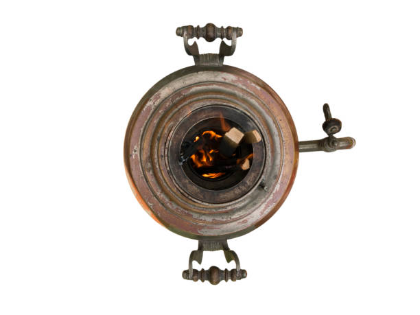 samovar tradizionale russo in bronzo vintage con vista dall'alto a fiamma aperta isolata - crateri foto e immagini stock