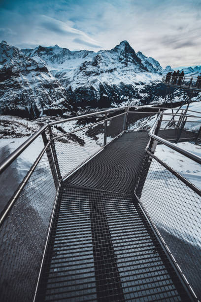 personnes debout sur la fin de grindelwald d’abord, suisse - jungfraujoch photos et images de collection