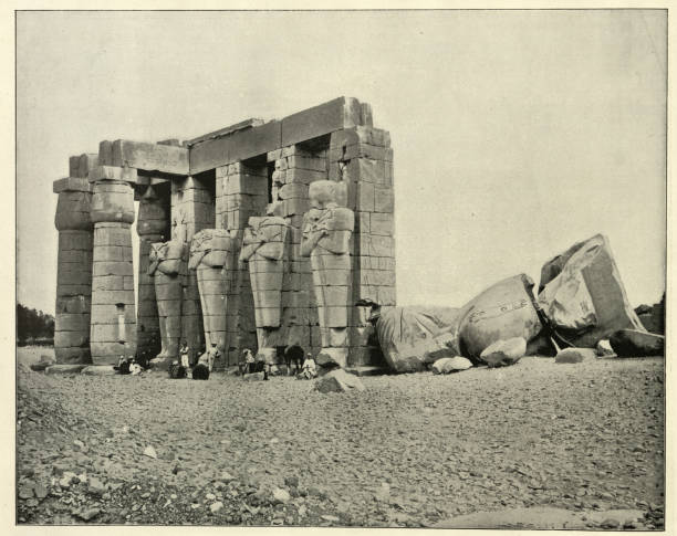 antike fotografie der antiken ruinen von theben, ägypten, 19. jahrhundert - ägypten fotos stock-fotos und bilder
