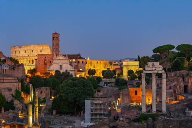 ruínas da roma antiga ao anoitecer na itália - rome ancient rome skyline ancient - fotografias e filmes do acervo