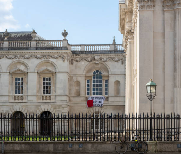 znak wisiał na ścianie budynku senatu w cambridge, anglia, wielka brytania. - gate palace english culture formal garden zdjęcia i obrazy z banku zdjęć