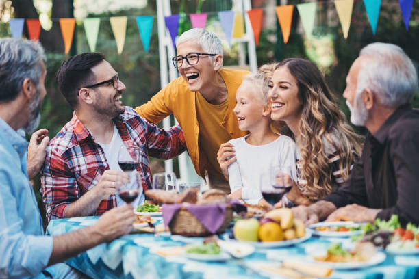 spotkanie rodzinne - senior women child senior adult outdoors zdjęcia i obrazy z banku zdjęć