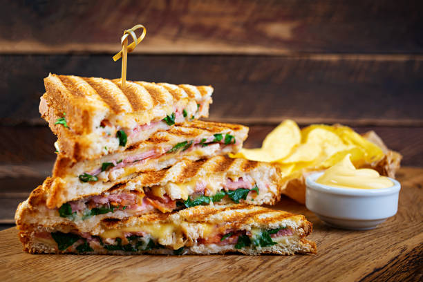 club sandwich au jambon, fromage, tomate, salade et frites - club sandwich picto photos et images de collection