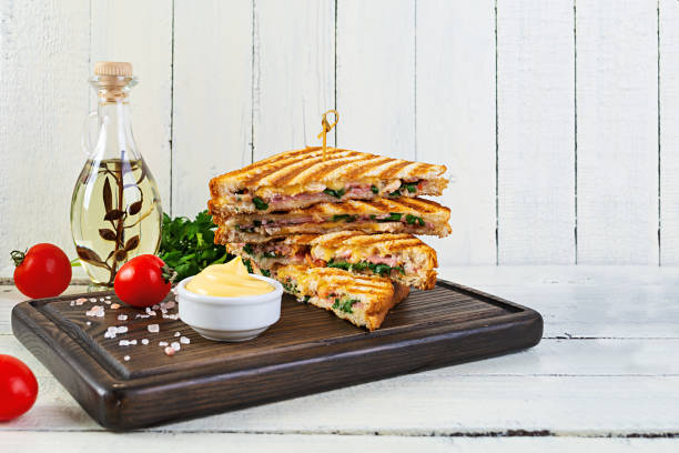club sandwich au jambon, fromage, tomate, salade et frites - club sandwich picto photos et images de collection