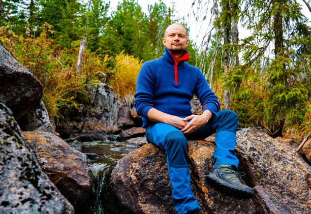 wanderer, die sich auf einem felsen in einem bach ausruhen. - nature zen like stream water stock-fotos und bilder