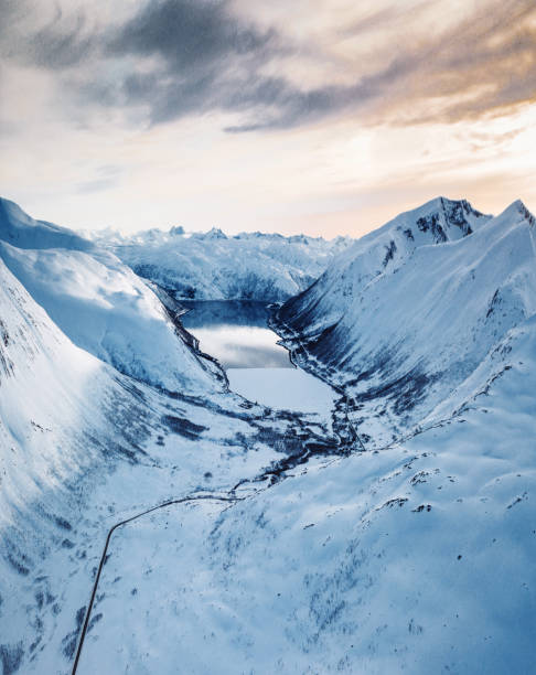 eissee in norwegen - mountain peak norway reflection sunlight stock-fotos und bilder