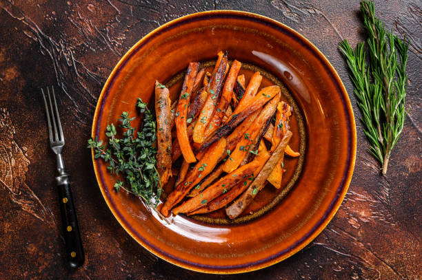 batata sweet potato patatas fritas. fondo oscuro. vista superior - sweet potato french fries yam baked fotografías e imágenes de stock