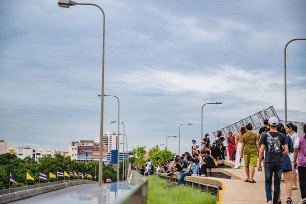 не знакомые люди на чао phraya skypark. повышенный skypark чао прайя охватывает 280 метров над рекой чао прайя.тонбури бангкок таиланд. - thonburi стоковые фото и изображения