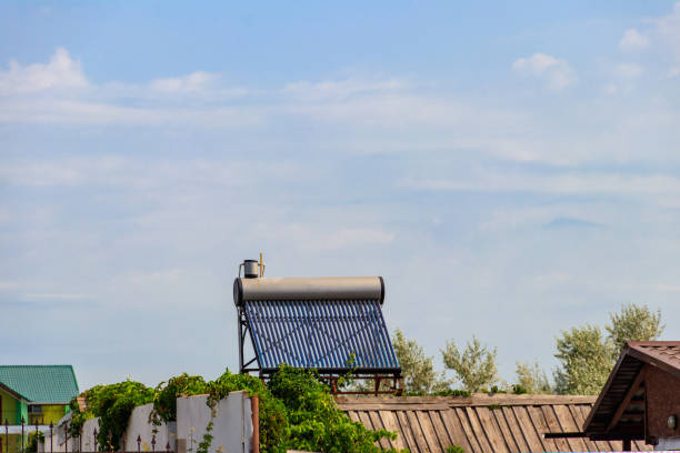 calentador de agua solar en la azotea de una casa residencial. energías renovables para la casa - solar power station sun water collection fotografías e imágenes de stock