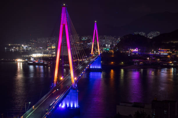 Since Tulsangdaegyo Bridge is restricted by traffic, there are no cars, so you can relax and enjoy the night view.