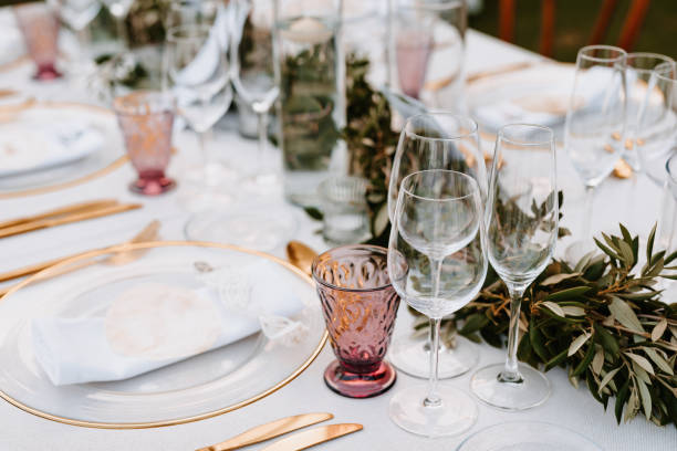 hermosa boho boda mesa decoración con ramas de olivo y vasos de bebida de rosa en mallorca - restaurant banquet table wedding reception fotografías e imágenes de stock