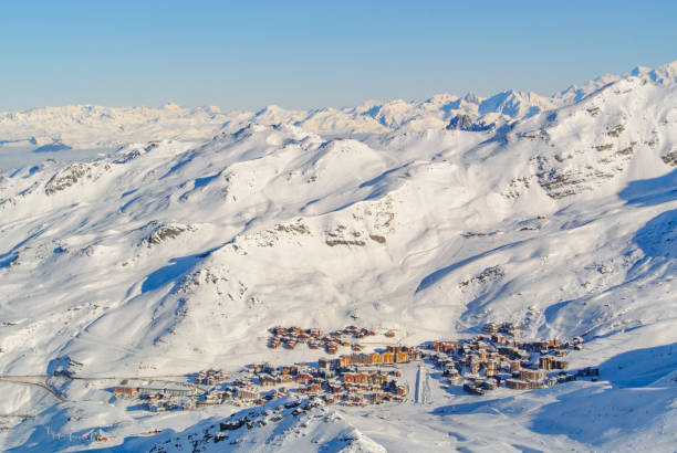 вид на горнолыжный курорт валь торенс во французских альпах - village snow winter france стоковые фото и изображения