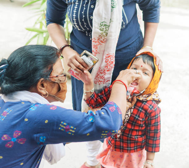 서벵골의 펄스 소아마비 예방 접종 프로그램 - open vial 뉴스 사진 이미지