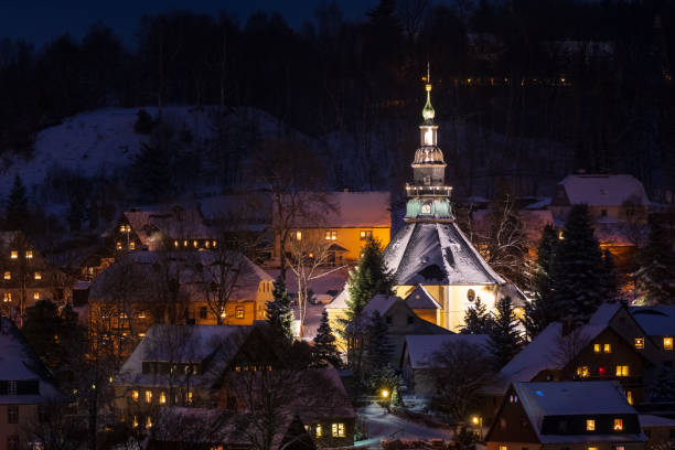 beleuchtete kirche in seiffen zur weihnachtszeit. sachsen deutschland - sachsen stock-fotos und bilder