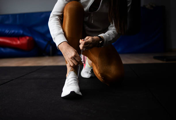 istock Athletic woman preparing for training in the gym 1288676123