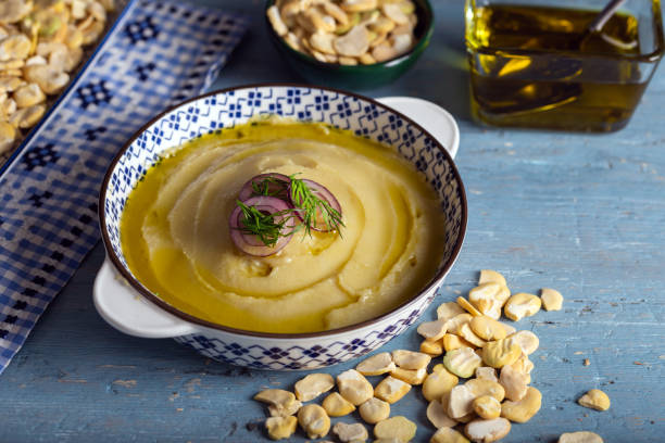 taditional fava mit olivenöl. gemahlene bohnen fava vorspeise. - fava bean stock-fotos und bilder