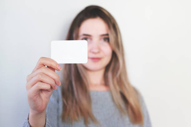 frau hält leere visitenkarte. white paper card für mockup - template business business card holding stock-fotos und bilder